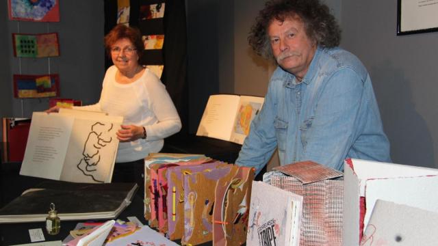 Serg gicquel expose ses livres d'artistes au musée de la résistance à st connan